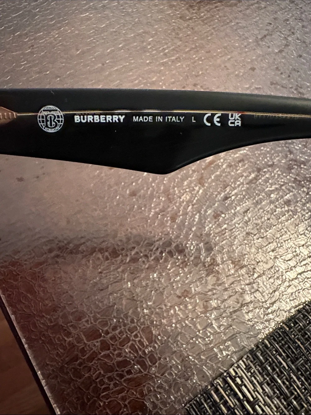 Burberry sleek phantos